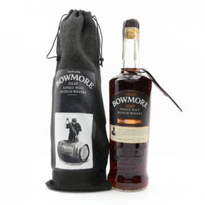 Bowmore 威士忌酒瓶和帶有木桶圖案的禮品袋