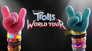 兩隻卡通手做出搖滾手勢，戴著彩色手環和 Trolls World Tour 標誌。
