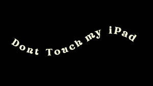 在黑色背景上彎曲的白色文字，警告不要觸摸iPad。