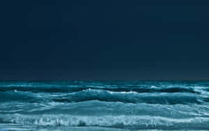 黑暗的暴風雨海洋，在深藍色夜空下波浪翻騰。 — 海浪 壁紙