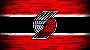 Portland Trail Blazers 籃球隊標誌在紅、黑、白條紋木紋背景上。