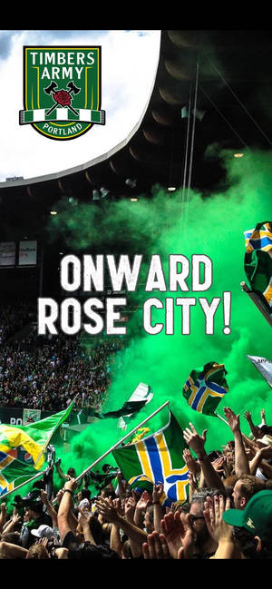 足球迷在體育場內揮舞綠色旗幟和煙霧，高唱「onward rose city」。 — 足球 壁紙