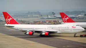 維珍航空飛機在霧濛濛背景的機場停機坪上 — 低調 壁紙