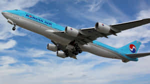 大韓航空珍寶客機在藍天白雲中飛行。