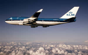 KLM飛機在藍天下飛越雲層