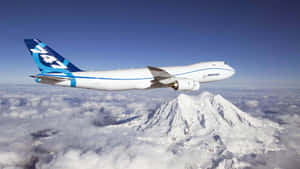 波音747飛越雲層上方的雪山峰 — 飛機 壁紙