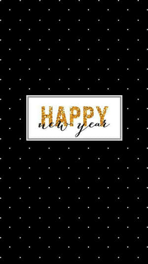 金色和黑色的新年快樂文字在黑色圓點背景上。