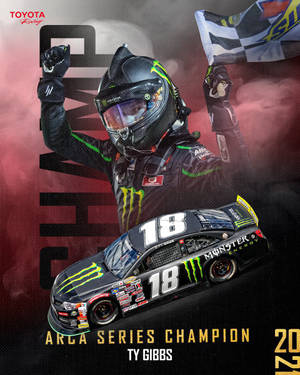 Ty Gibbs 用他的 #18 賽車和方格旗慶祝 ARCA 系列錦標賽勝利。