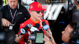 身穿紅色制服和麥當勞帽的NASCAR車手正在接受記者採訪。