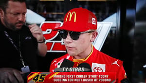 NASCAR車手Ty Gibbs戴著麥當勞帽子和太陽眼鏡在Pocono賽道上接受採訪。