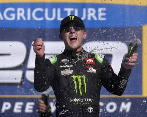 NASCAR車手在勝利慶祝中噴灑Monster Energy飲料。