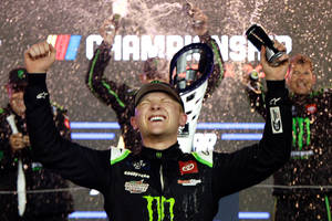 NASCAR車手在五彩紙屑飄落中慶祝錦標賽勝利