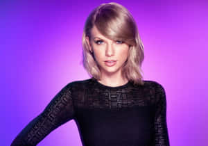 Taylor Swift 身穿黑色質感上衣，背景為紫色。