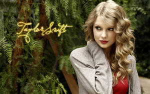 Taylor Swift 身穿灰色外套和紅色上衣，站在蕨類植物中，帶有發光名字文字。
