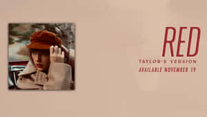 Taylor Swift 戴著棕色帽子和米色外套，紅唇從紅色汽車中探出身子。