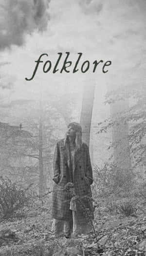 一個穿著外套的人站在霧氣瀰漫的森林中，上方有「folklore」這個詞。