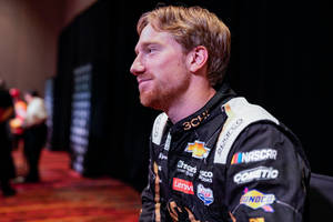 NASCAR車手身穿賽車服在室內微笑