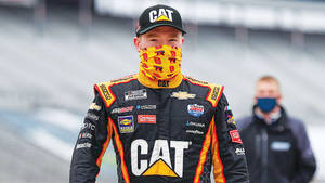 NASCAR車手身穿CAT裝備和口罩站在賽道上