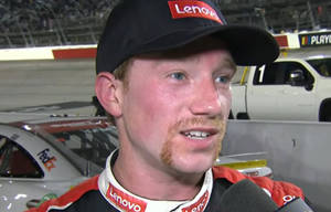 身穿Lenovo裝備的NASCAR車手在賽車場接受訪問。