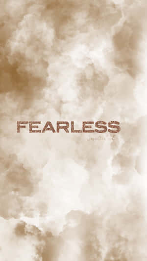 喺柔和雲層背景上閃爍古銅色嘅「fearless」文字。