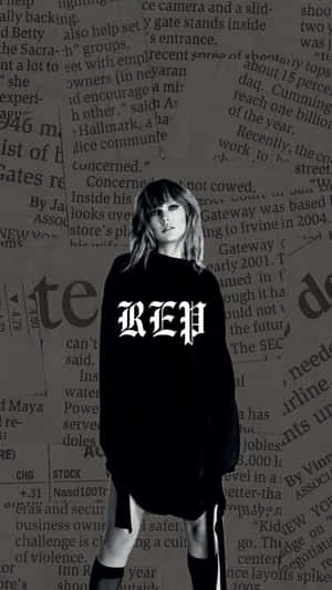 身穿黑色毛衣帶有「REP」文字的女性，背景為報紙。