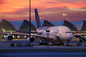日落時機場的泰國航空A380飛機