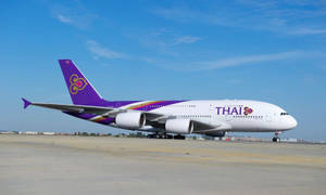 泰國航空空中巴士A380在機場停機坪上，藍天背景