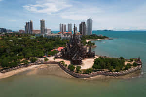 海邊半島上的真理寺廟，背後有城市天際線。 — 海洋 壁紙