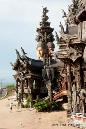 泰國一座細節豐富的木製寺廟，有佛像和雕刻。 — 建築 壁紙