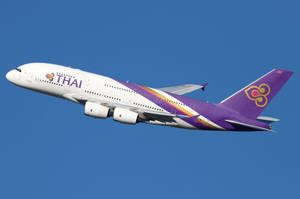 泰國航空空中巴士A380在清澈藍天飛行