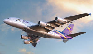 泰國航空空中巴士A380在藍天與金色雲朵中飛行