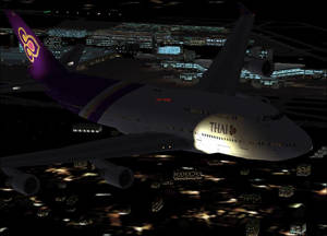 泰國航空747在夜間飛越燈火通明的機場，下方有城市燈光。