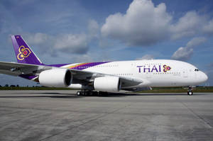 泰國航空空中巴士A380在機場停機坪上，藍天白雲