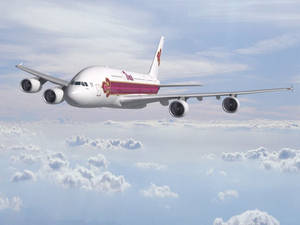 泰國航空 空中巴士A380 在藍天白雲上飛行