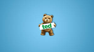 一隻棕色泰迪熊拿著一個寫著 ted 的標牌，背景為藍色。