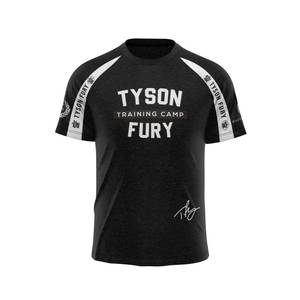 黑色訓練T恤，帶有Tyson Fury品牌標誌及簽名