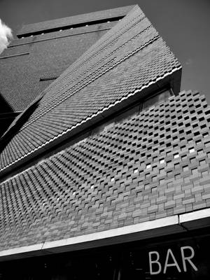 現代建築外牆，帶有幾何磚塊圖案和酒吧標誌。 — 建築 壁紙