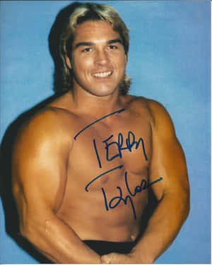 赤膊肌肉摔角手 Terry Taylor 在藍色背景前微笑，胸前有簽名。
