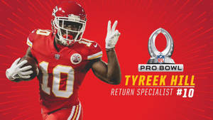 穿著紅色10號球衣的足球運動員Tyreek Hill為Pro Bowl持球奔跑。