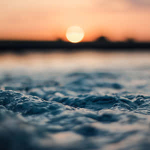 夕陽下的海洋，前景有質感的波浪