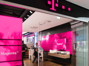 Magenta店舖入口，粉紅色牆壁，顧客走過。