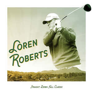 高爾夫球手Loren Roberts在山丘和樹木的高爾夫球場上揮動球桿。 — 哥爾夫球場 壁紙