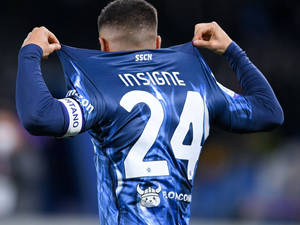 足球員展示球衣背面，上面有名字 Insigne 和 24 號碼。 — 足球 壁紙