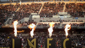 NFL體育場人群在開球時以火焰煙火歡呼。 — 足球 壁紙