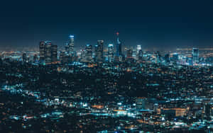 密集的城市天際線夜景，建築物和街道燈火通明。 — 夜晚 GIF 壁紙