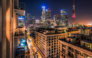 洛杉磯市中心的夜景，有發光的摩天大樓和路燈。