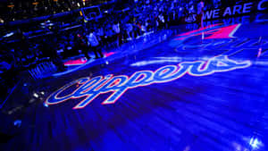 籃球場，Clippers 標誌在場館燈光下被照亮。 — 4K籃球壁紙
