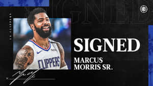 Marcus Morris Sr. 身穿LA快艇隊球衣，帶有「SIGNED」公告圖形。