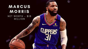 Marcus Morris 身穿快艇隊制服手持籃球，並有淨資產文字疊加。
