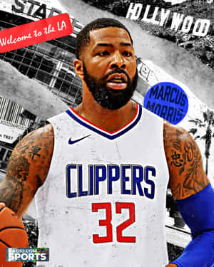 籃球運動員 Marcus Morris 身穿快艇隊球衣，手持籃球，背景是荷里活街頭拼貼畫。
